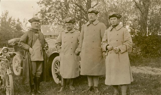 Fyra herrar på bilutflykt. Från höger Herman Gustaf Turitz, Johan Petter Åhlén, Georg Engel samt okänd person.