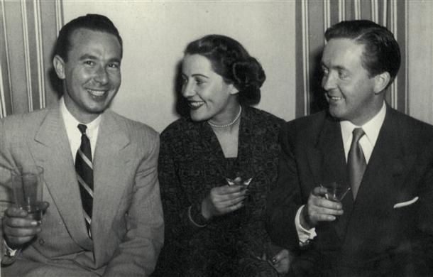 Till höger Åke Thambert, ägare av Indiska Magasinet från 1951.