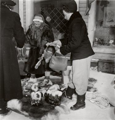 Jokkmokks marknad. En samekvinna säljer handgjorda saker till turister.