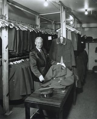 Manliga personalens garderob med arbetskläder.