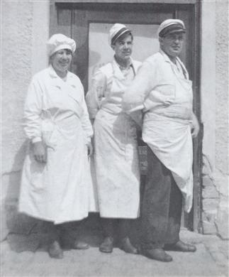 Erling Persson tillsammans med föräldrarna Ella och Erland Persson utanför familjens köttaffär.