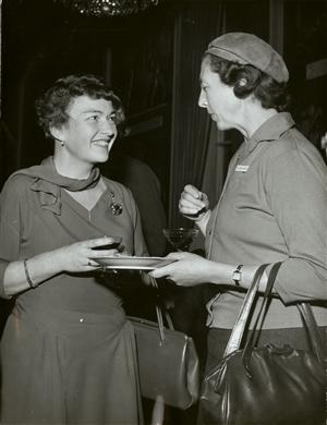 Lisa Leffler, chef för ICA:s hushållstjänst, får beröm för efterrätter, 1958.