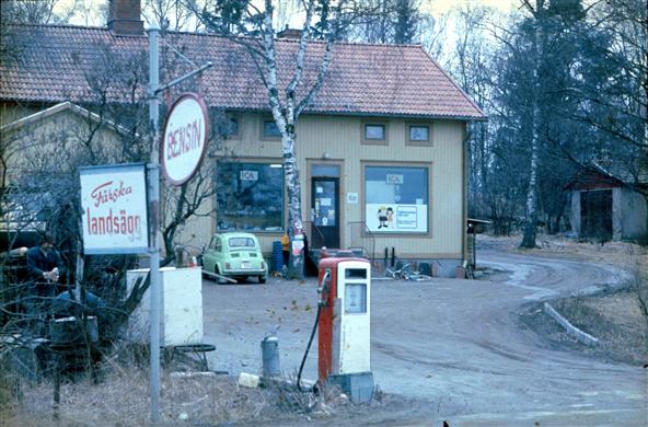 ICA-butik, 1973-80 ca, lanthandel med bensinpump.