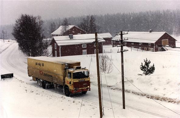 Jämtland, Stalltjärnsstugan, ICA-lastbil i snöoväder, 1987.
