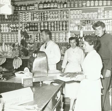 Östergötland, 1956-60 ca, Nisse Petterssons butik i Berg.