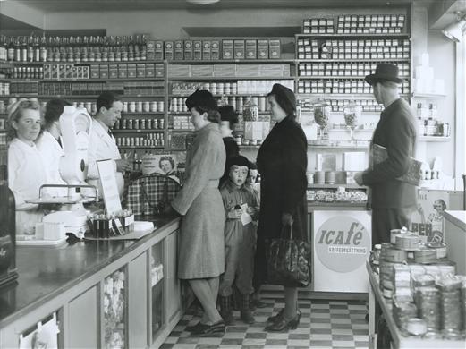 Livsmedelsbutik, 1940-tal, kö vid kassan, ransoneringstider.