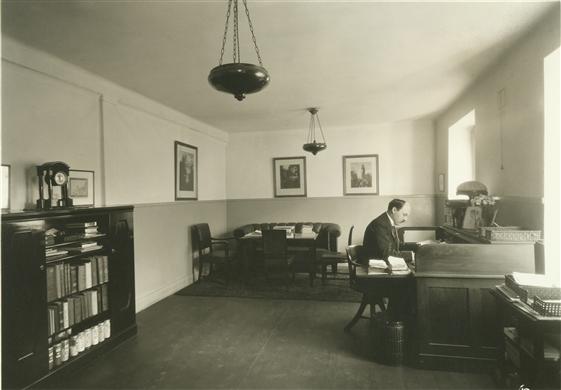 Västerås, 1923, Hakon Swenson på sitt kontor.