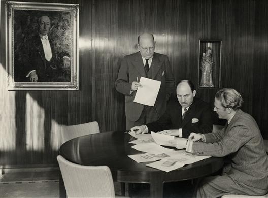 Västerås, 1940 ca, Hakon Swenson i möte med reklammedarbetare.