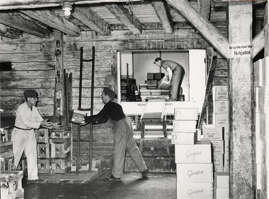 Gävle, 1950-tal, Hakonbolagets lager, lastning.