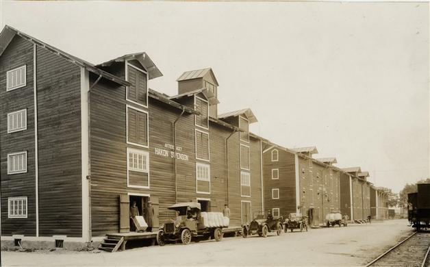 Gävle, 1918-25 ca, Hakonbolagets lager i hamnmagasin.