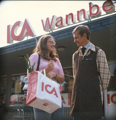 ICA Wannbergs, 1975 ca, handlaren samtalar med kvinnlig kund.