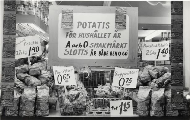 Stockholm, 1961, butiksskyltfönster med reklam för Slotts potatis.