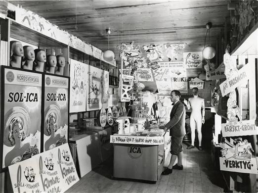 Vindskontor med reklammaterial, bl a för Sol-ICA, 1940-talskampanj.