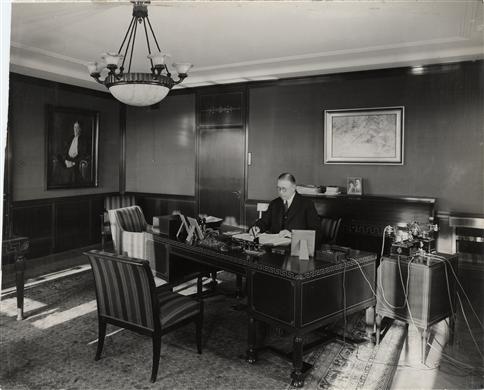 J P Åhlén, grundare av Åhlén & Holm, sittande i sitt arbetsrum.