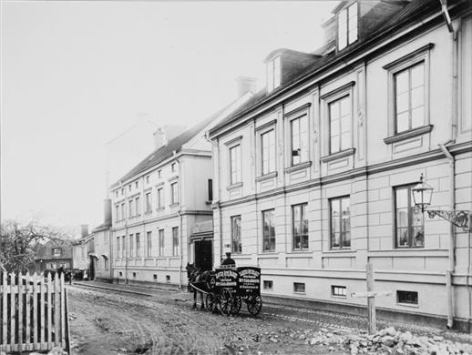 På Åsögatan på Södermalm, där Skatteskrapan sedan kom att ligga, etablerades Sabis slakteri 1874