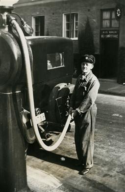 När IC-föreningarna började sälja bensin skedde det under mycket blygsamma former - här en typisk 30-talsbild. Hagagatan 30, Stockholm